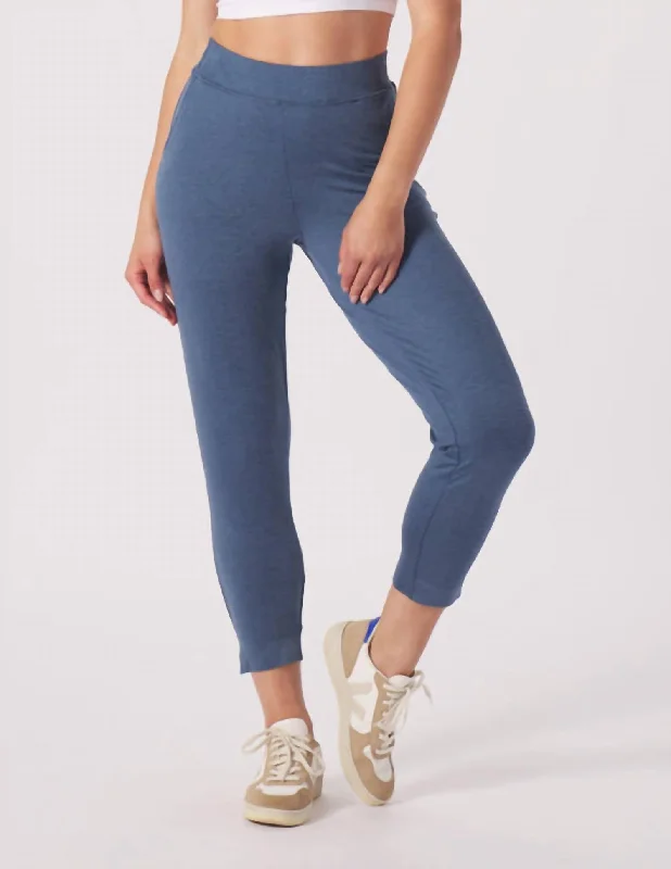 On The Go Ankle Pant Leggings In Washed Blue